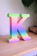 Lettre personnalisée multicolore à poser – Initiale & prénom décoratif